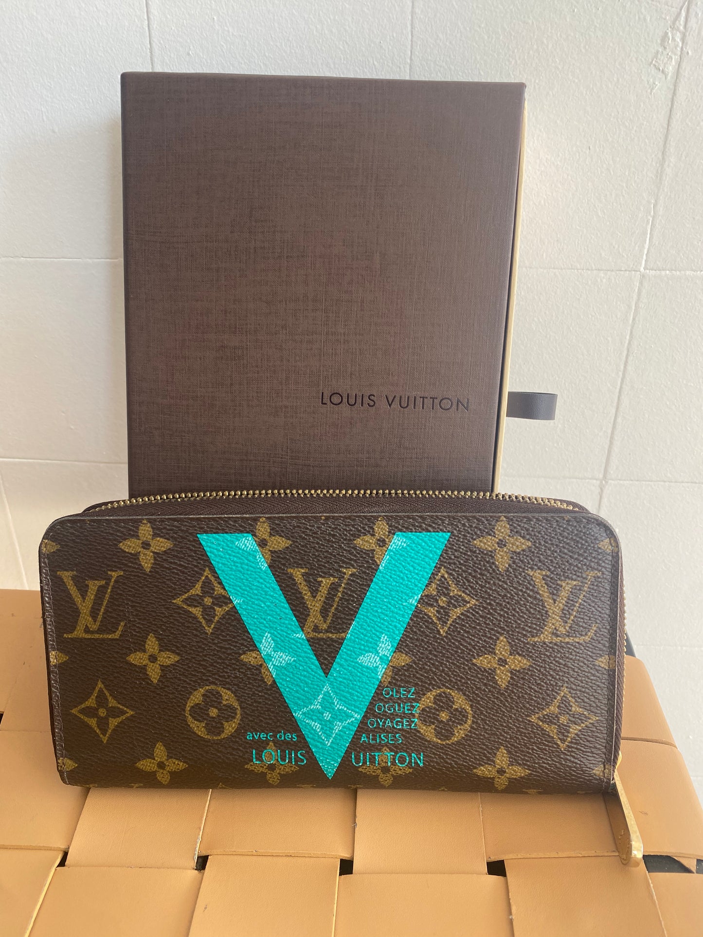 LOUIS VUITTON ZIPPY WALLET