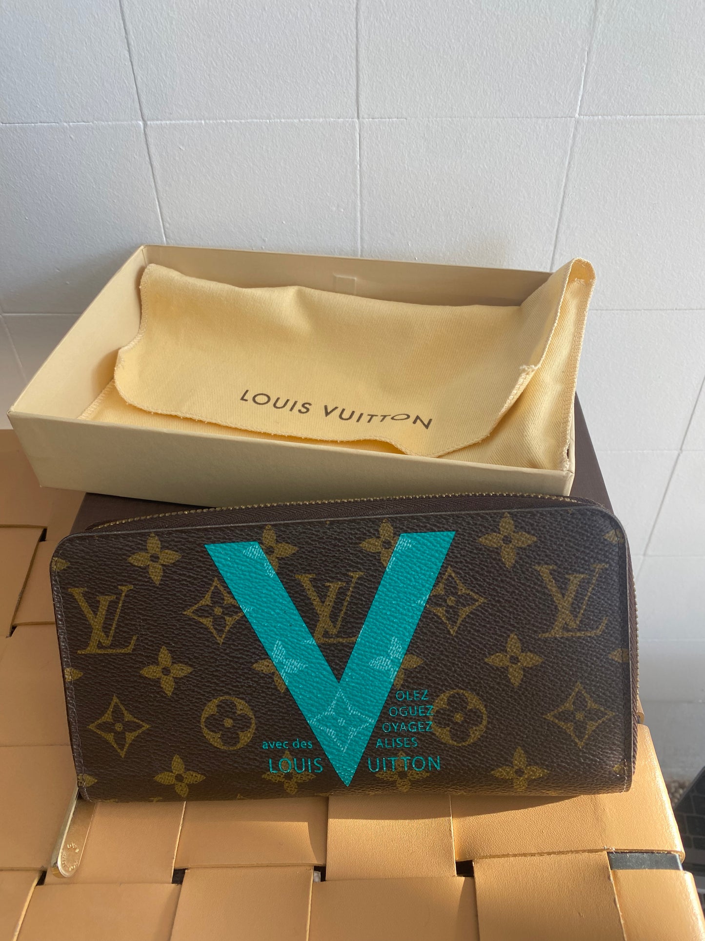 LOUIS VUITTON ZIPPY WALLET