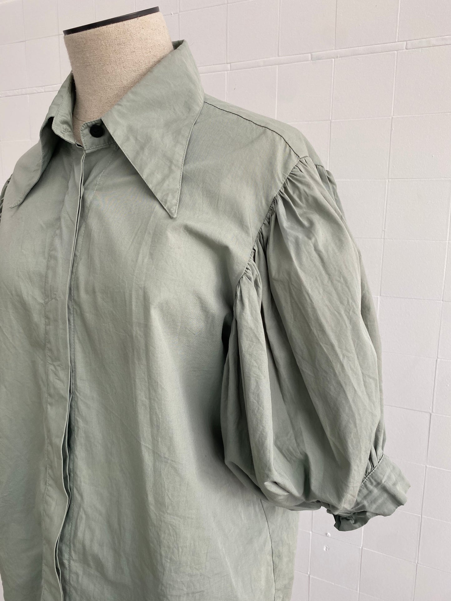 S/W/F PUFF SHORT SLEEVE BLOUSE IN GREEN - SIZE M