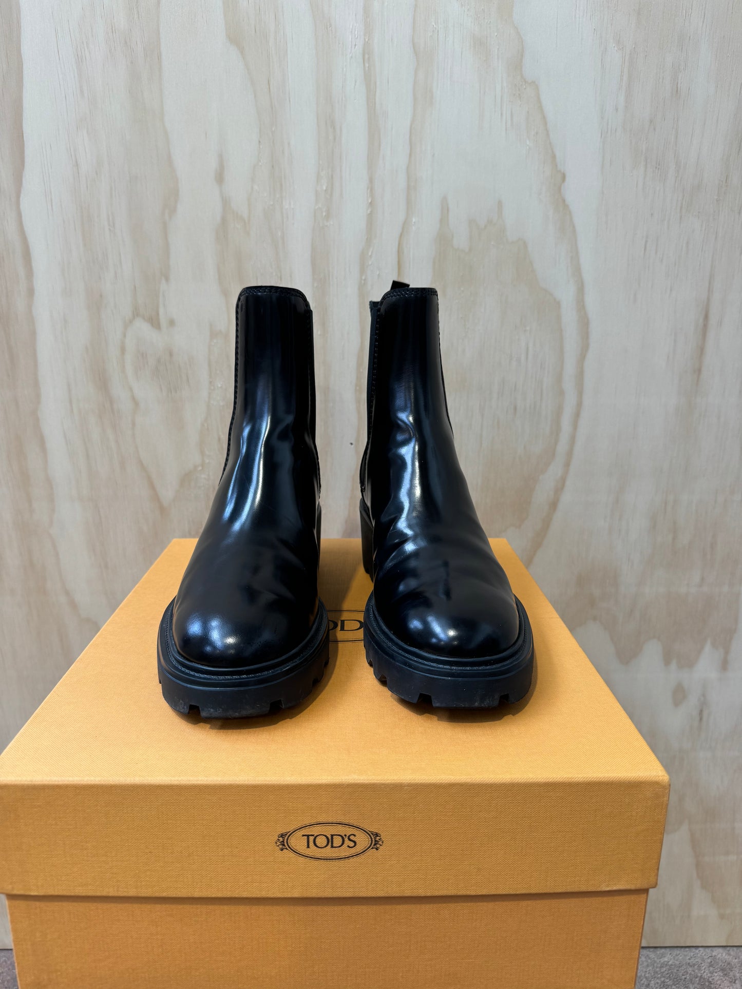 TODS BLACK PATENT LEATHER CHELSEA BOOTS - SIZE 41