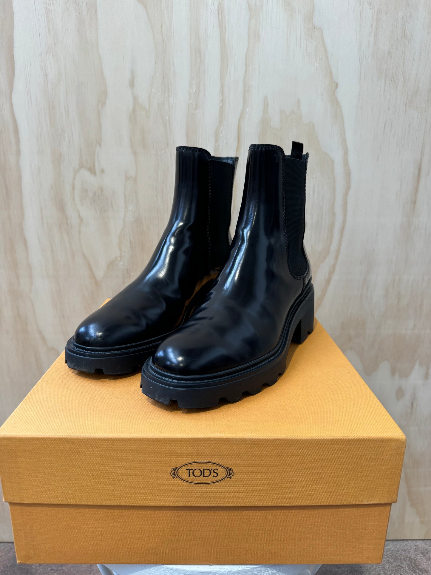 TODS BLACK PATENT LEATHER CHELSEA BOOTS - SIZE 41