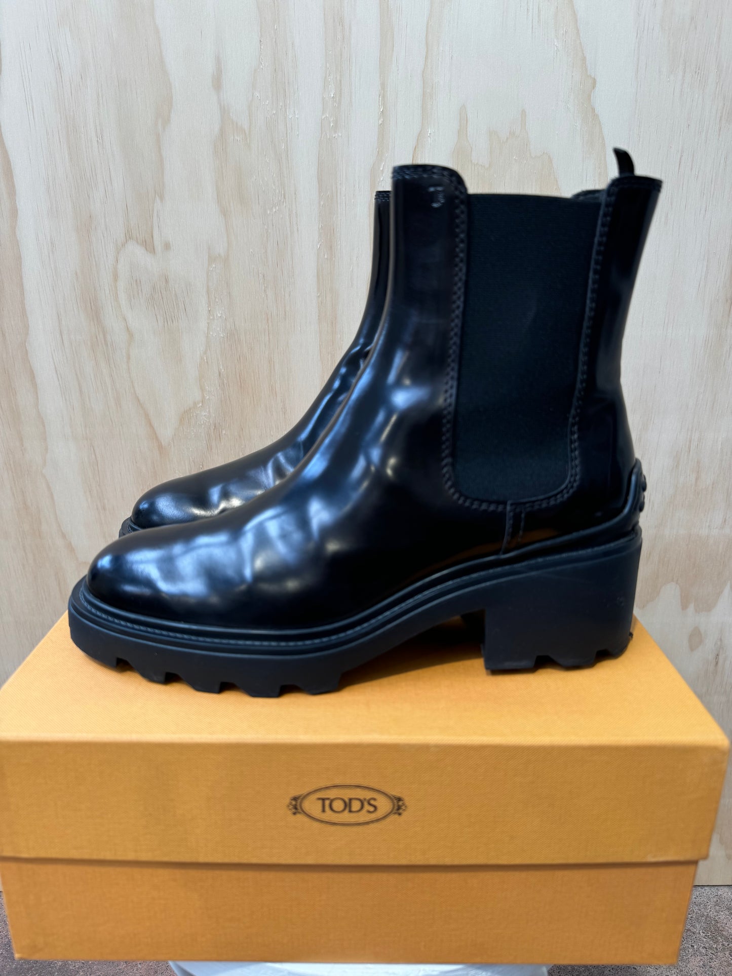 TODS BLACK PATENT LEATHER CHELSEA BOOTS - SIZE 41