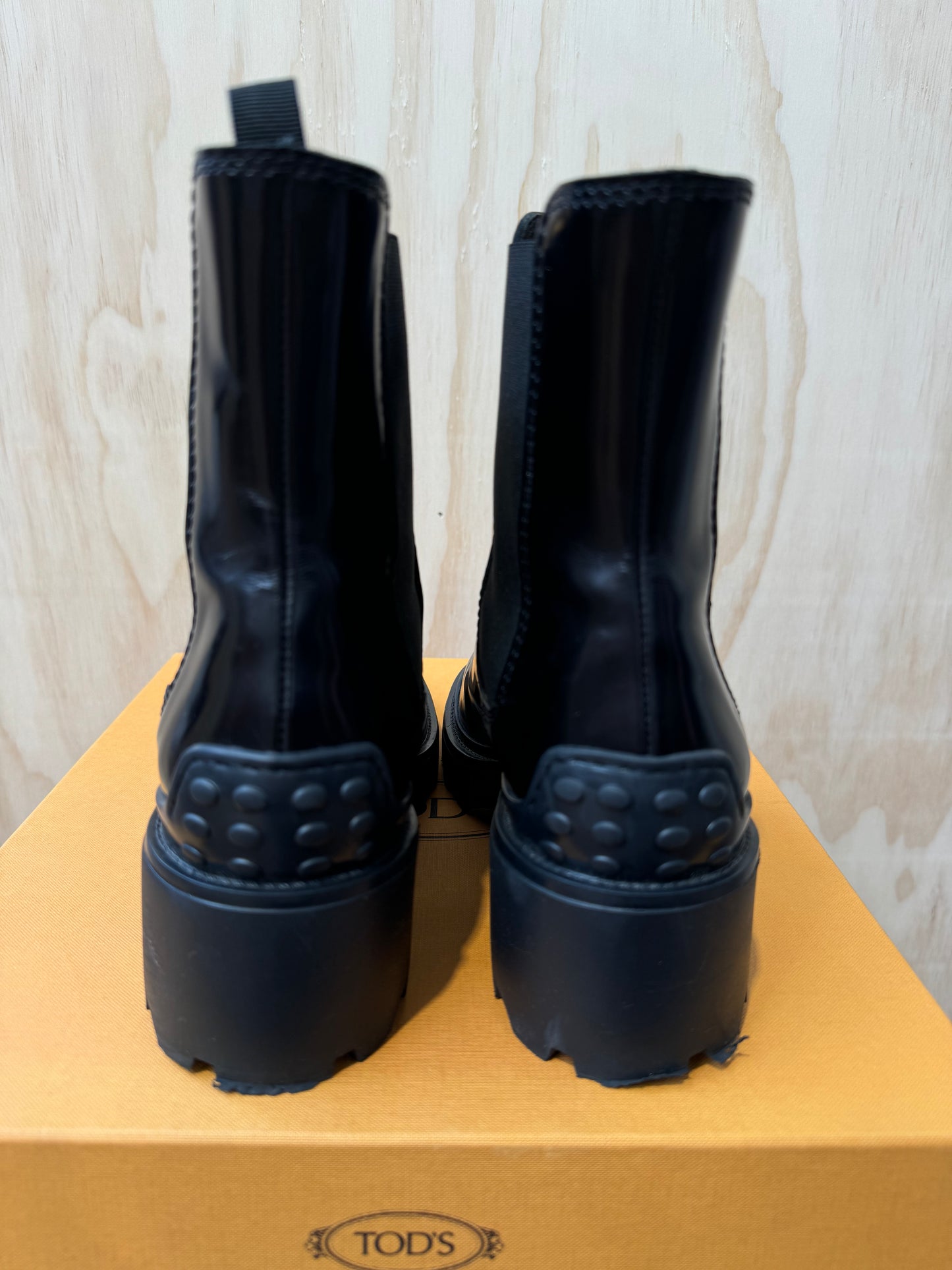 TODS BLACK PATENT LEATHER CHELSEA BOOTS - SIZE 41