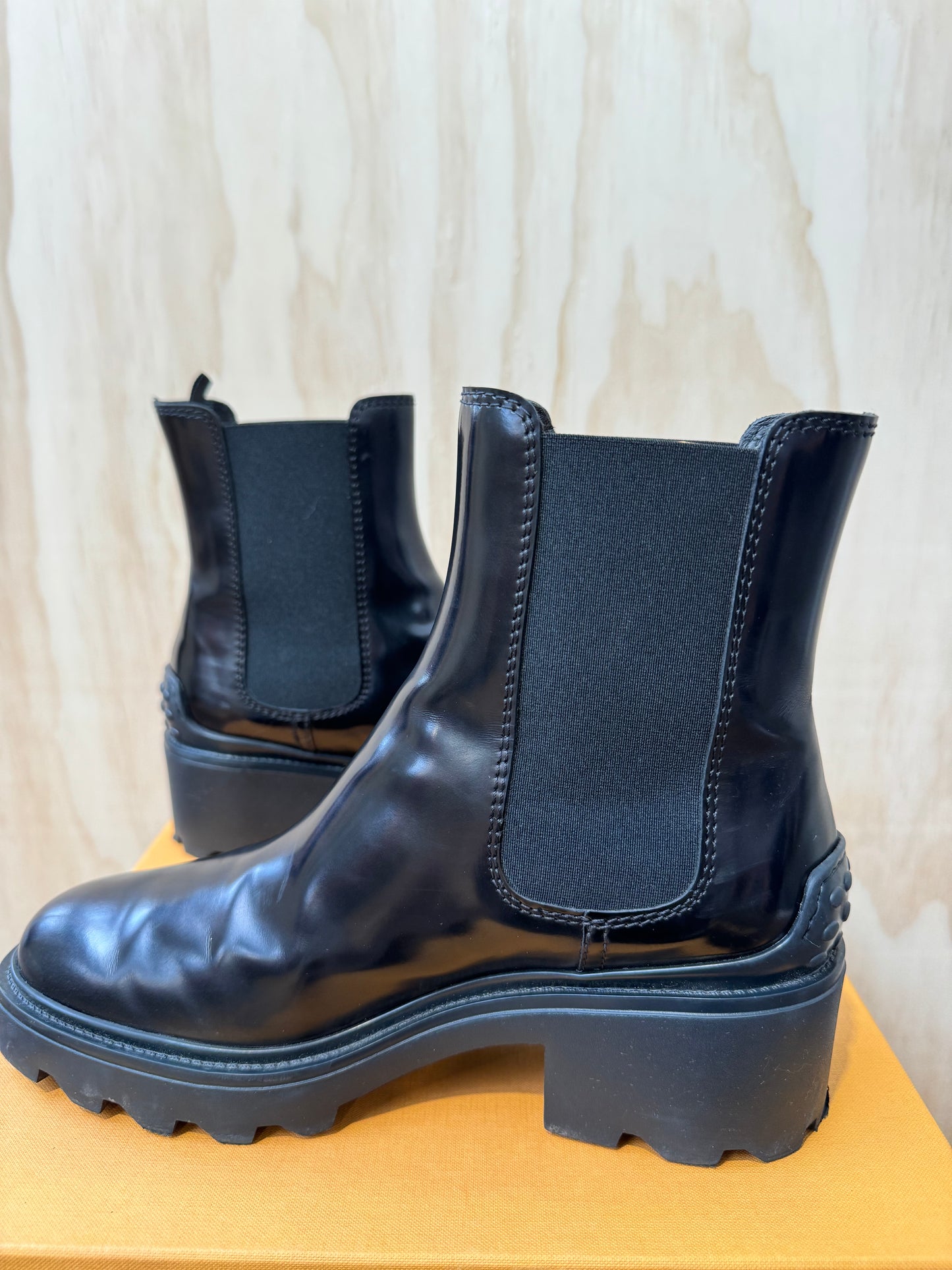 TODS BLACK PATENT LEATHER CHELSEA BOOTS - SIZE 41