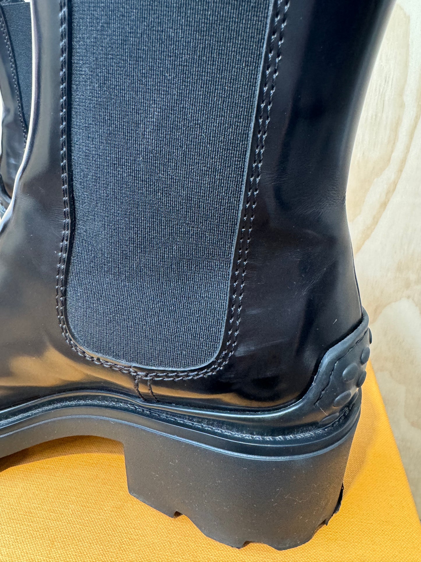 TODS BLACK PATENT LEATHER CHELSEA BOOTS - SIZE 41