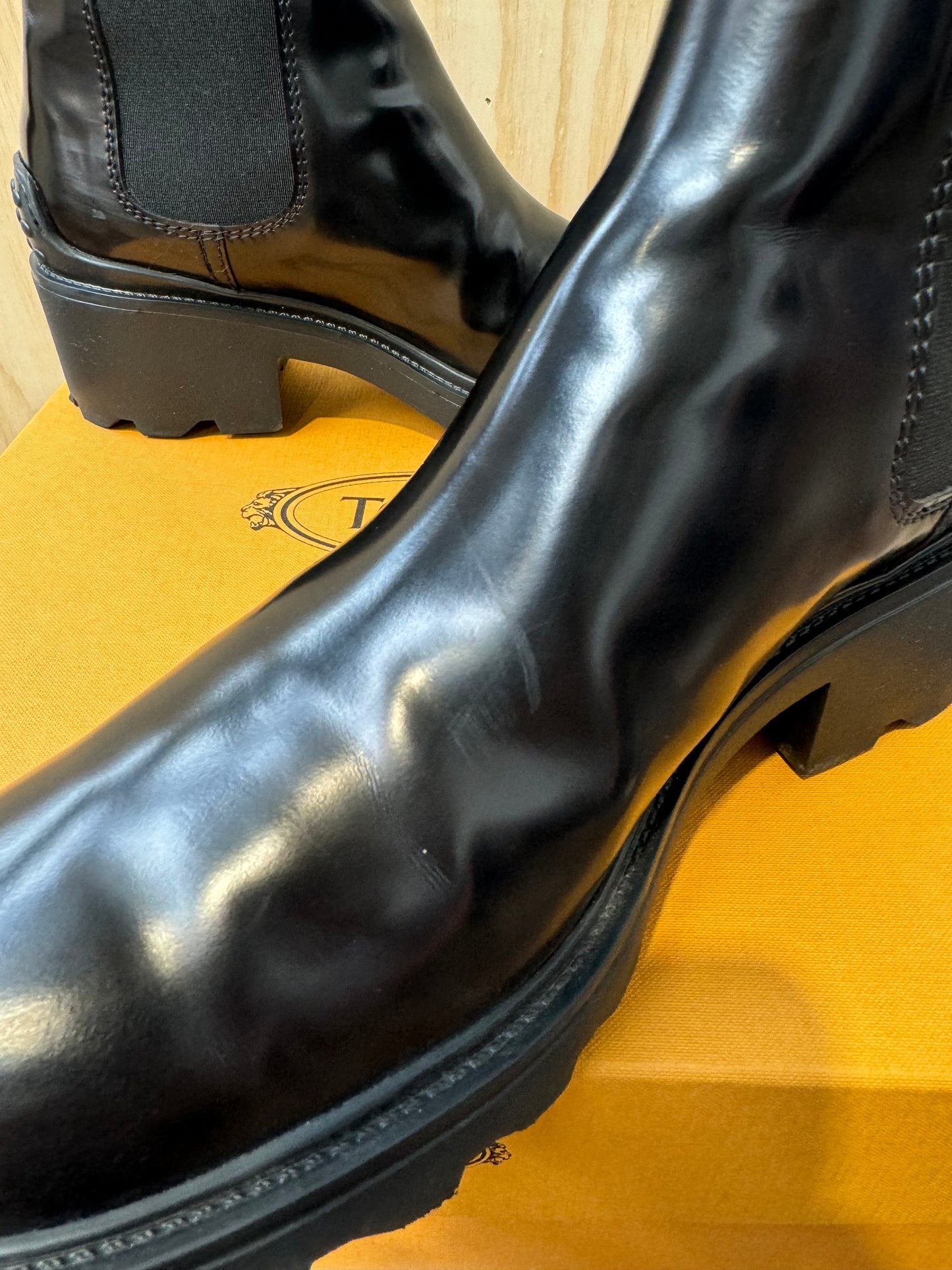 TODS BLACK PATENT LEATHER CHELSEA BOOTS - SIZE 41