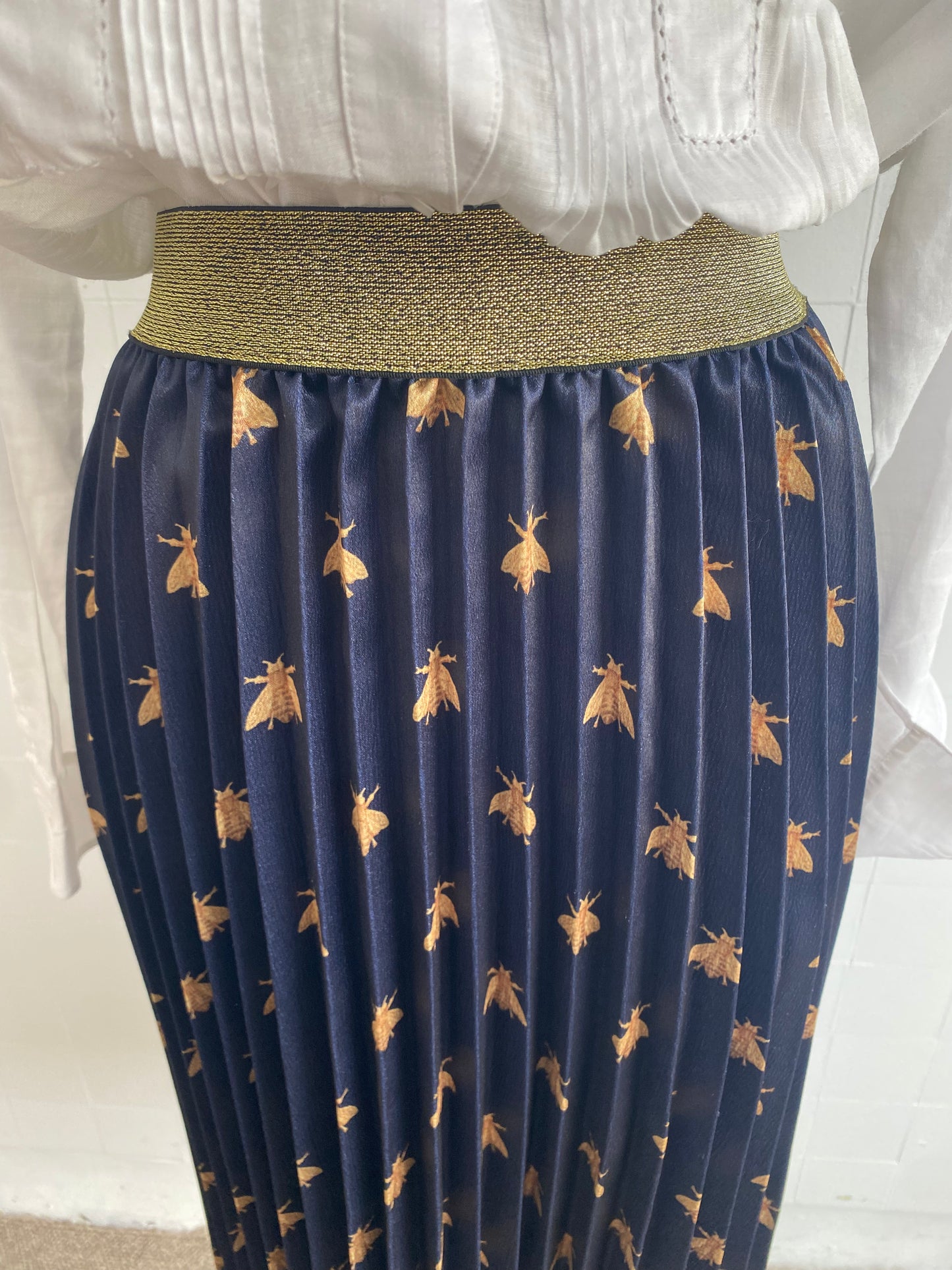 FRANKIES MELBOURNE BEE PRINT PLEATED SKIRT - SIZE OS