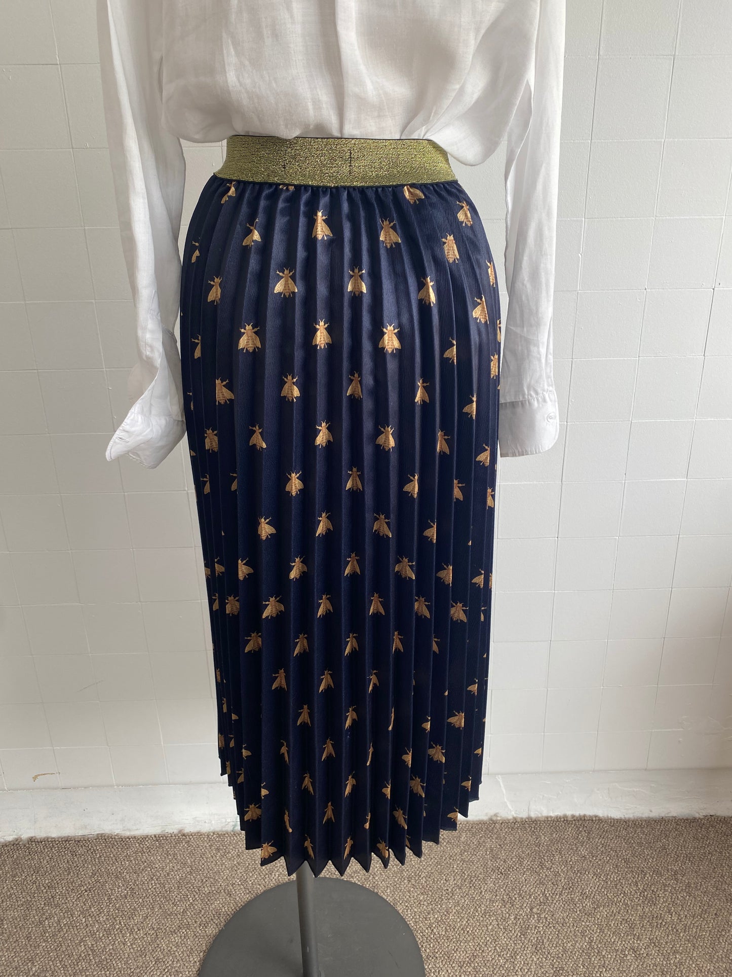 FRANKIES MELBOURNE BEE PRINT PLEATED SKIRT - SIZE OS