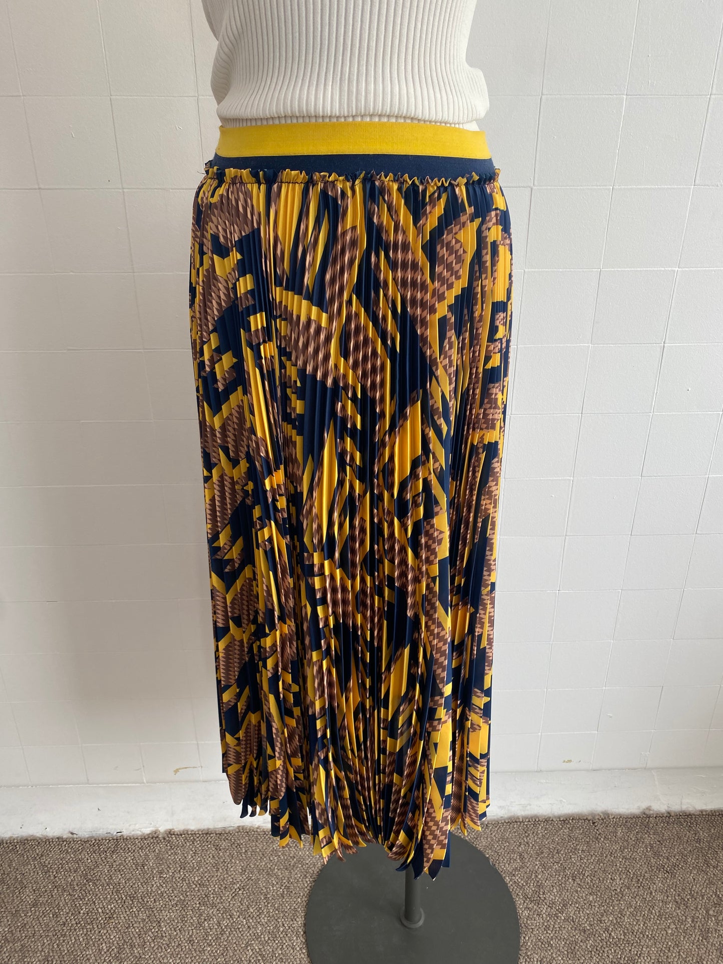 MANNING CARTEL YELLOW AND NAVY PLEATED MIDI SKIRT - SIZE 10