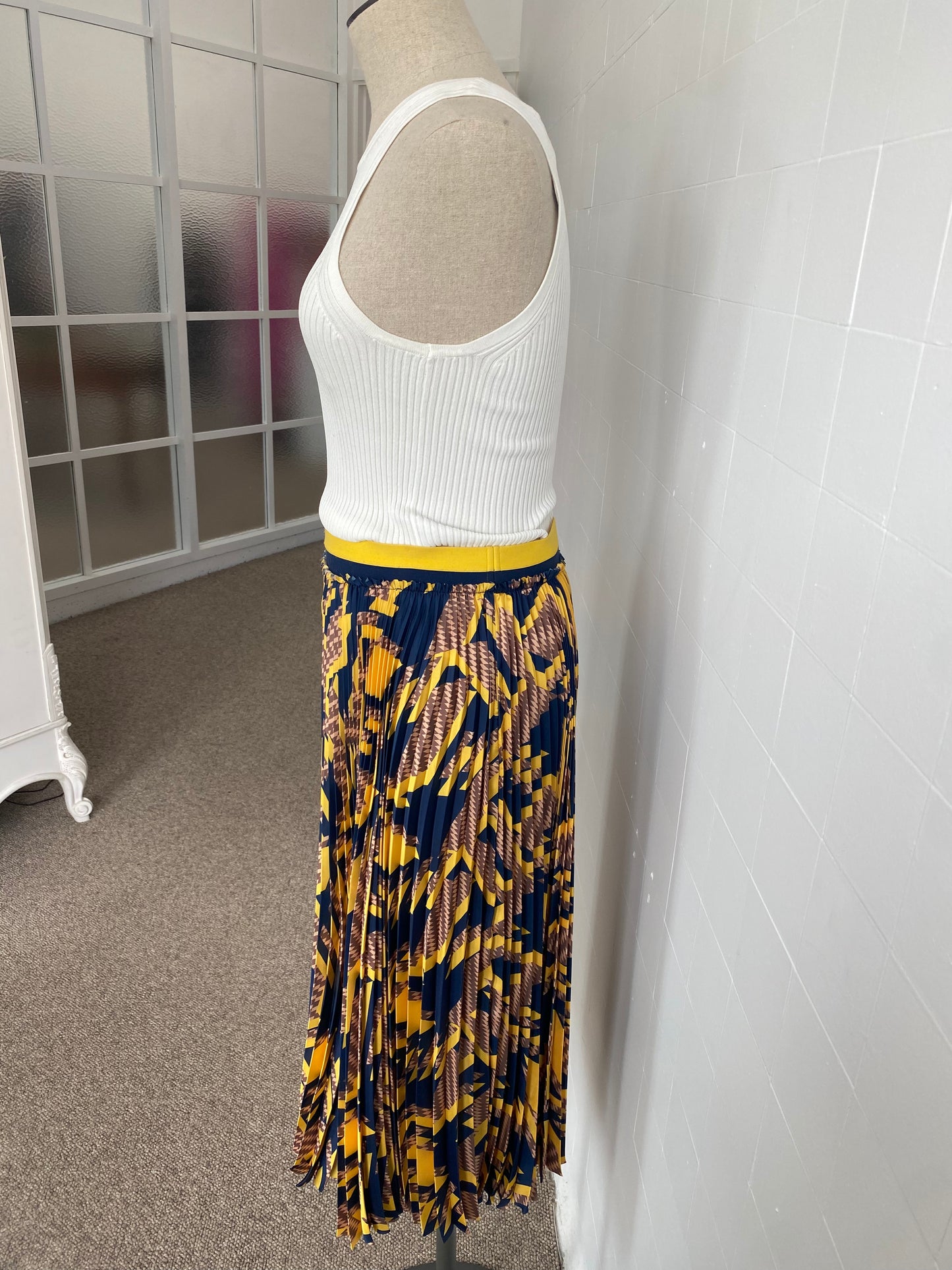 MANNING CARTEL YELLOW AND NAVY PLEATED MIDI SKIRT - SIZE 10