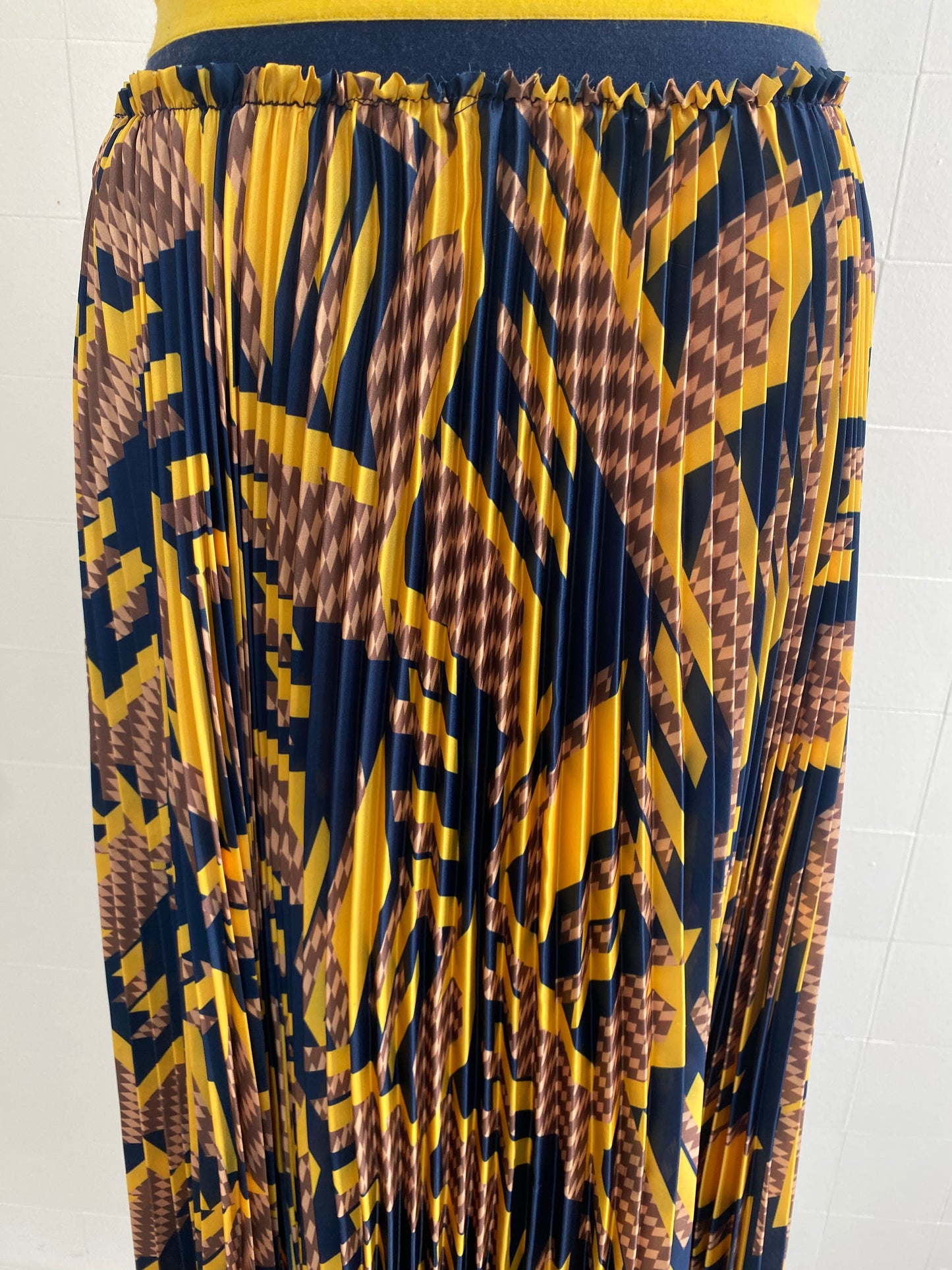 MANNING CARTEL YELLOW AND NAVY PLEATED MIDI SKIRT - SIZE 10