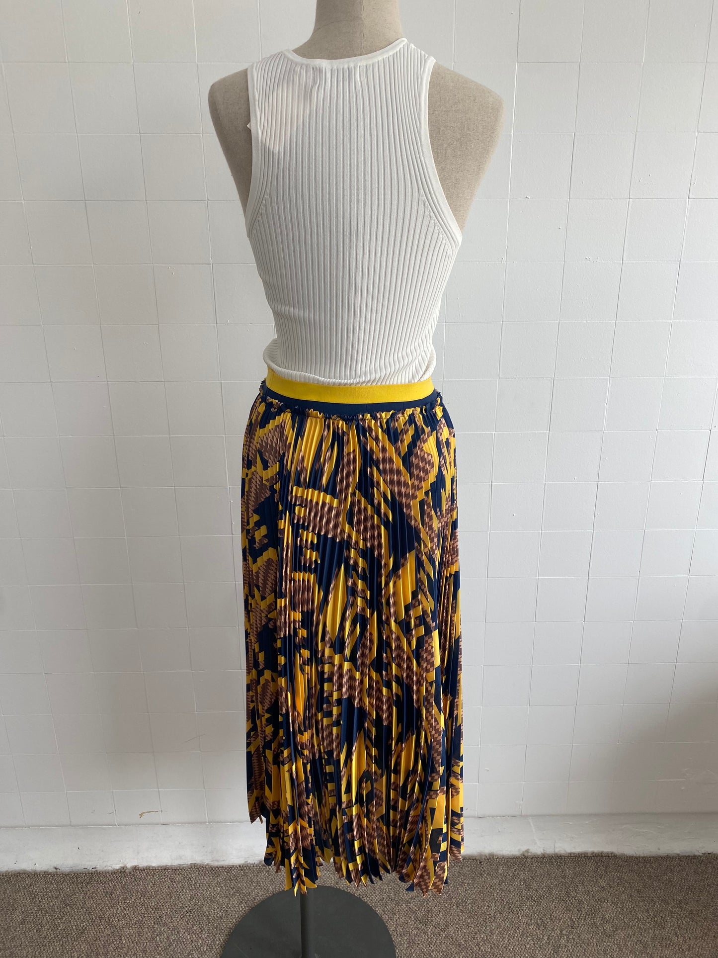 MANNING CARTEL YELLOW AND NAVY PLEATED MIDI SKIRT - SIZE 10