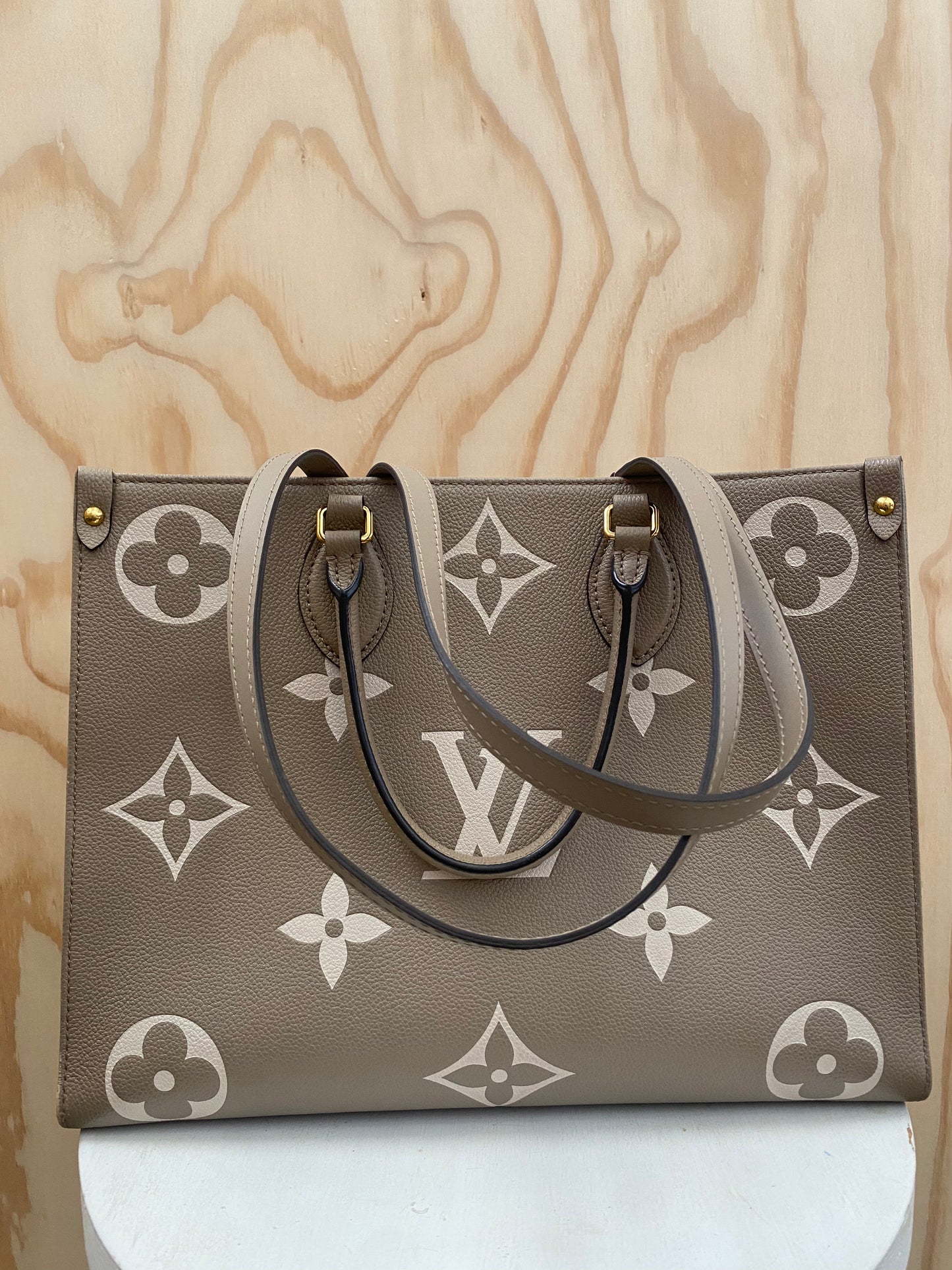 LOUIS VUITTON ONTHEGO MM LEATHER TOTE IN TOURTERELLE BEIGE/CREAM