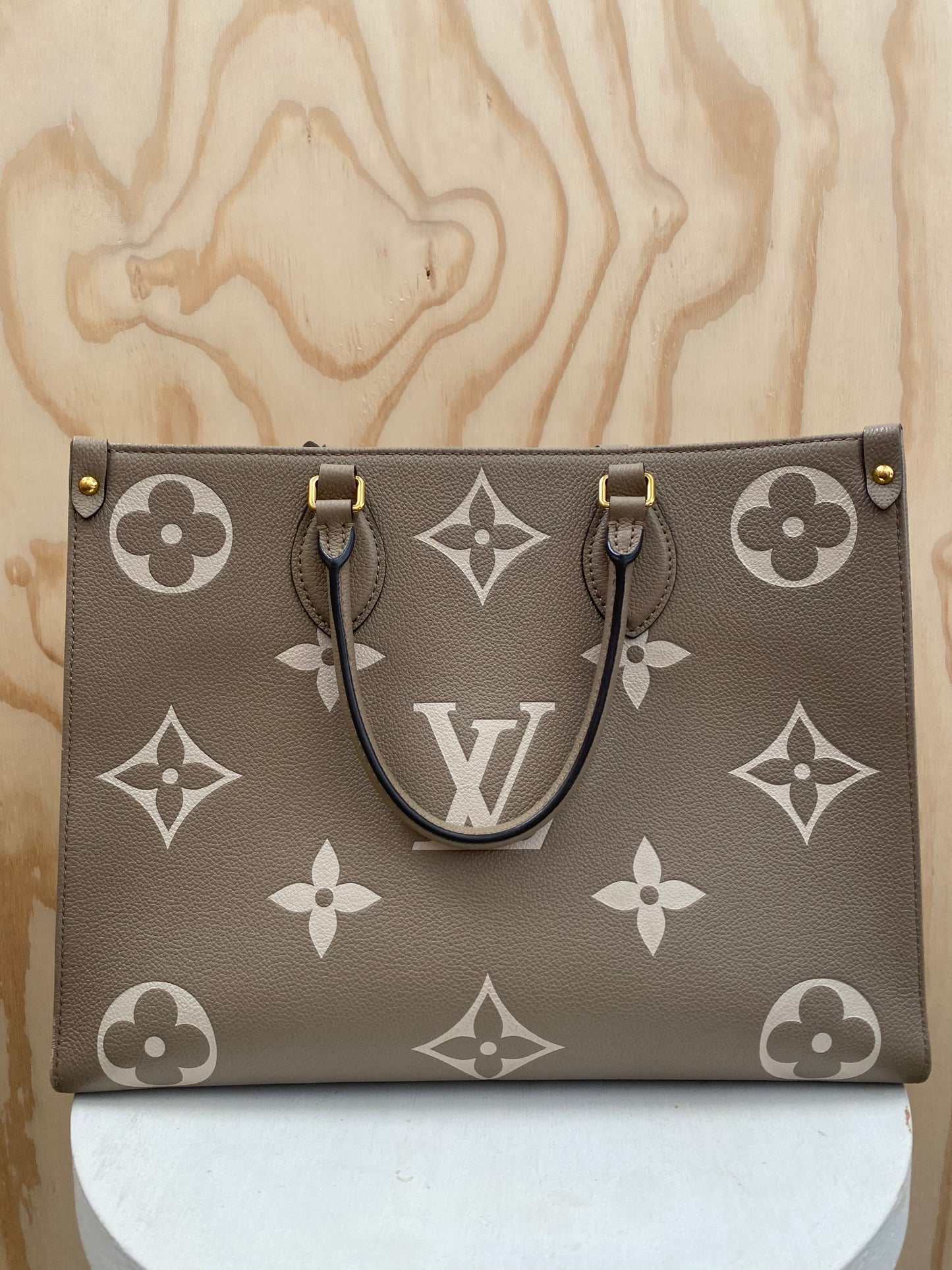 LOUIS VUITTON ONTHEGO MM LEATHER TOTE IN TOURTERELLE BEIGE/CREAM