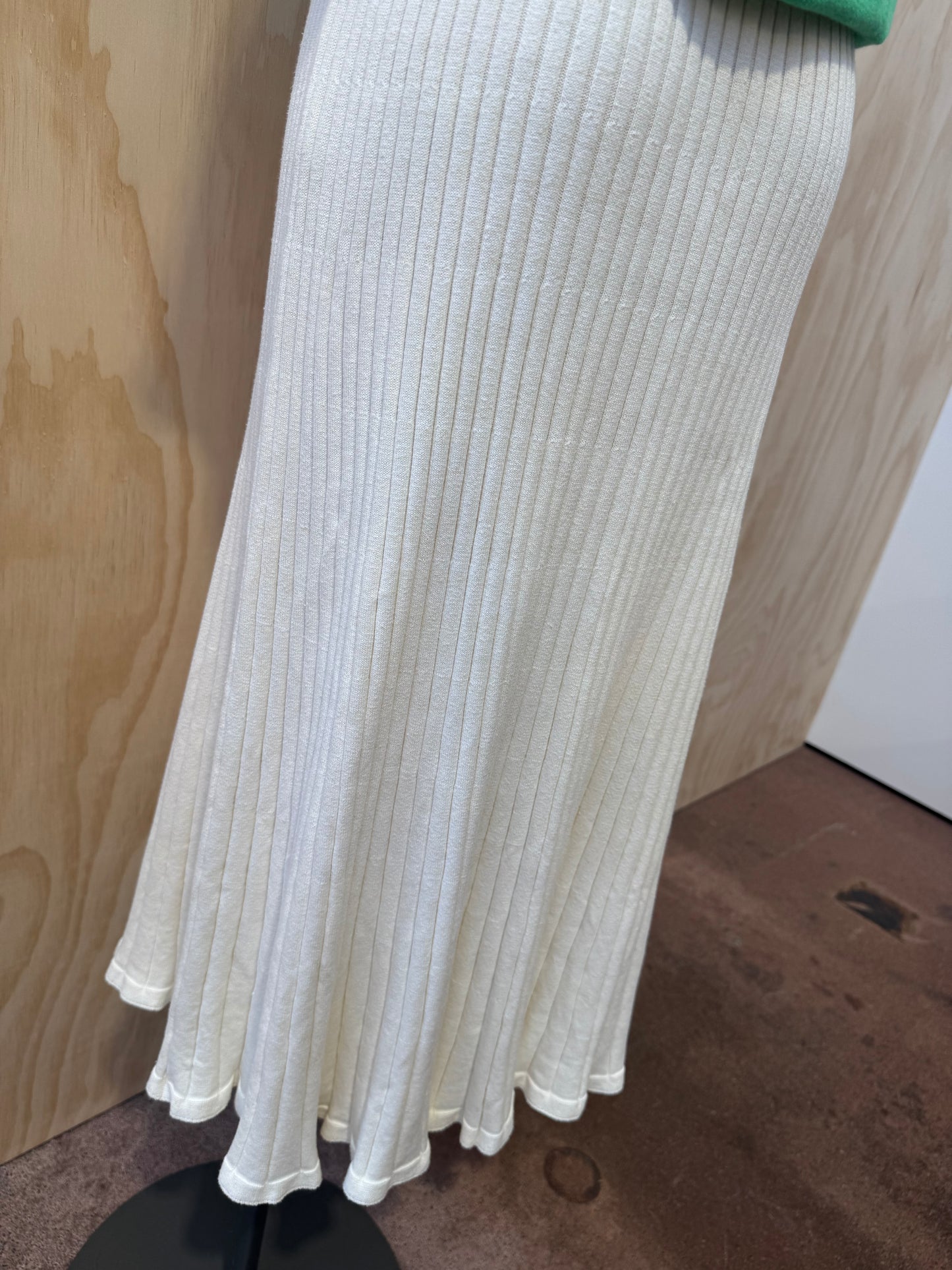 ANNA QUAN CREAM RIBBED SKIRT - SIZE 8