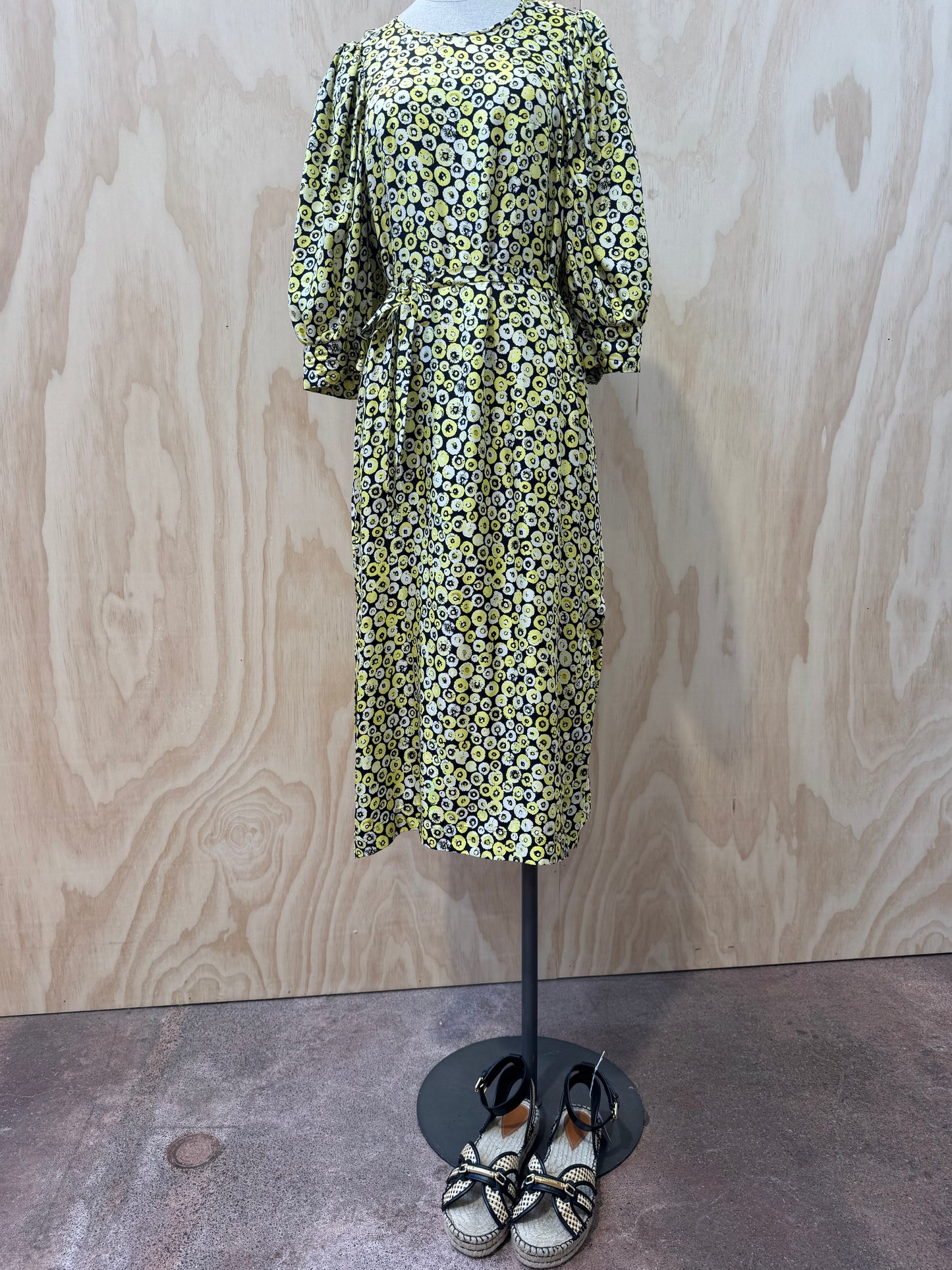 BAUM UND PFERDGARTEN YELLOW SPOT SILK MIDI DRESS - SIZE 38