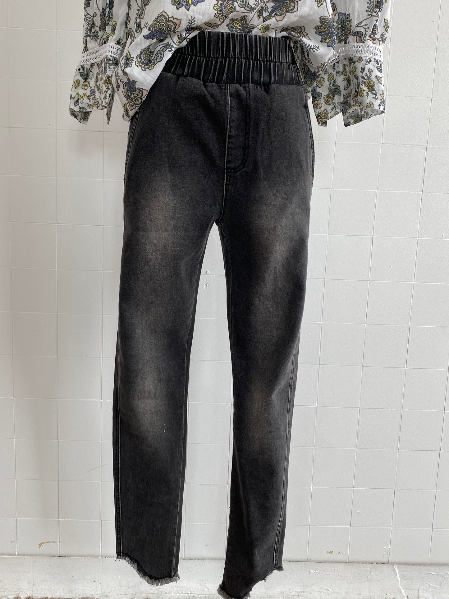 SALLY PHILLIPS BLACK JEANS - SIZE 8