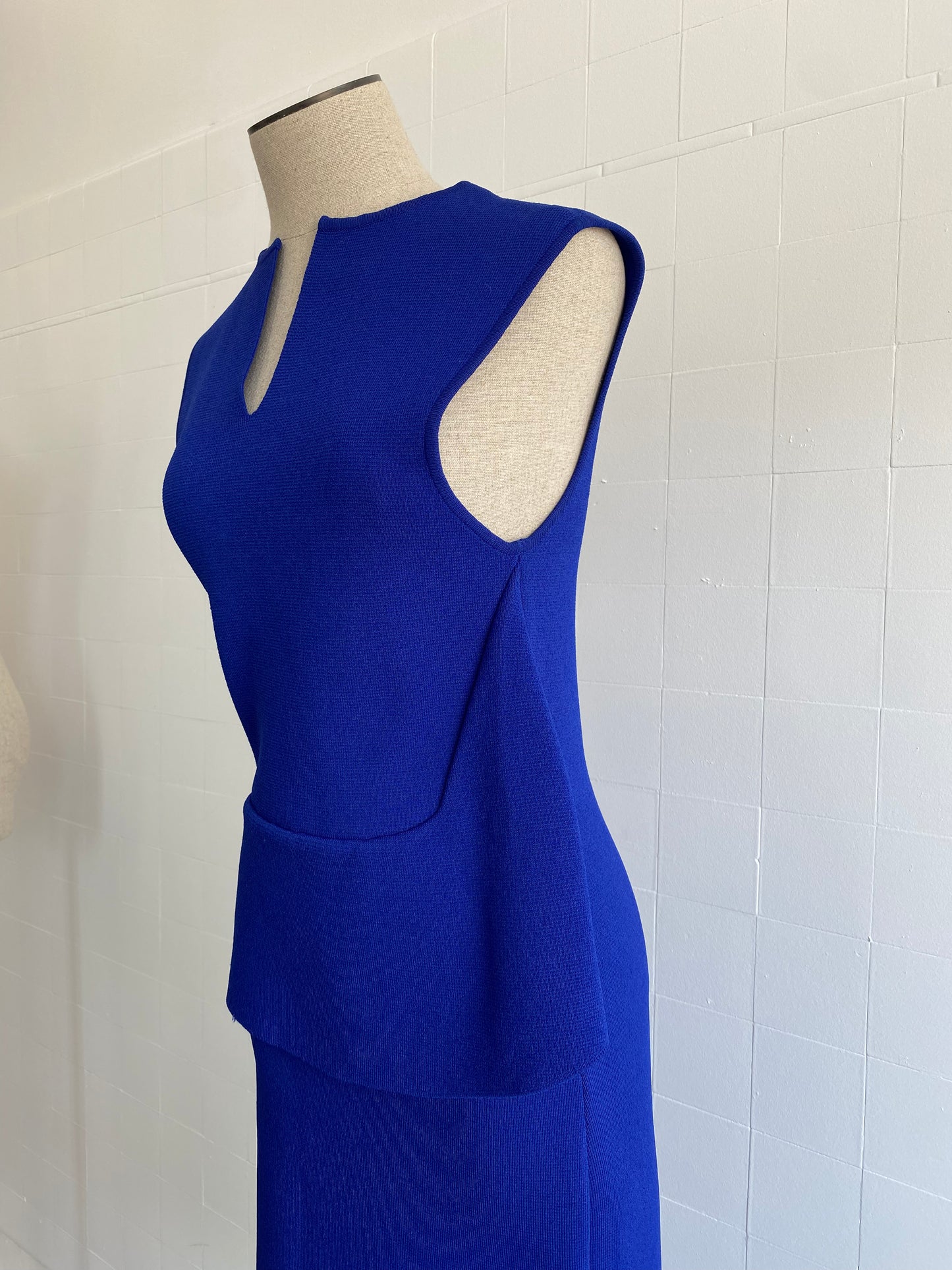 SCANLAN THEODORE COBALT CREPE KNIT SLEEVELESS DRESS - SIZE M